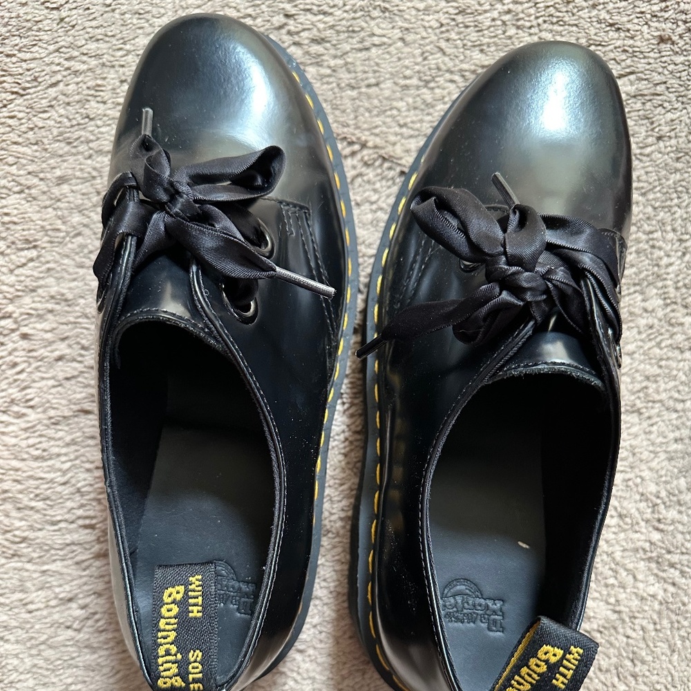 DOC MARTEN PLATFORM OXFORDS- BLACK MODEL: HOLLY